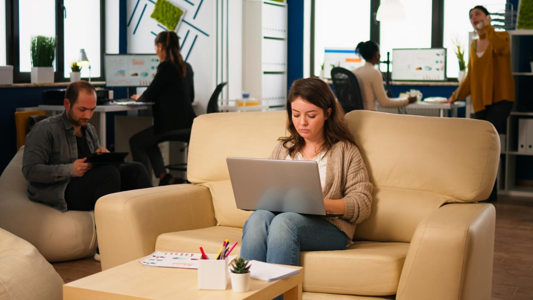 Profesionales trabajando en análisis financiero